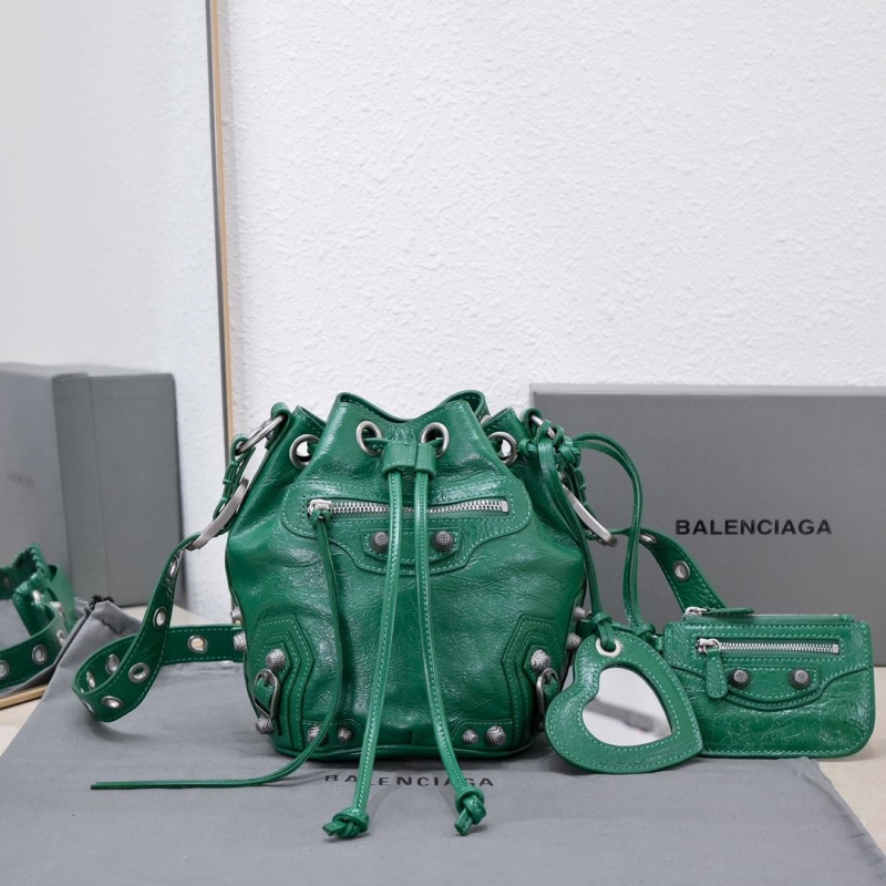 Ba*len*cia*ga bucket bags